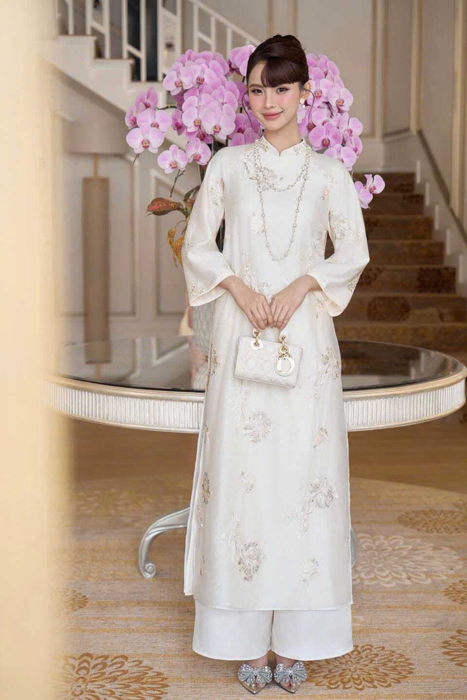 ÁO DÀI NGỌC DUNG TRẮNG-MAINICHI